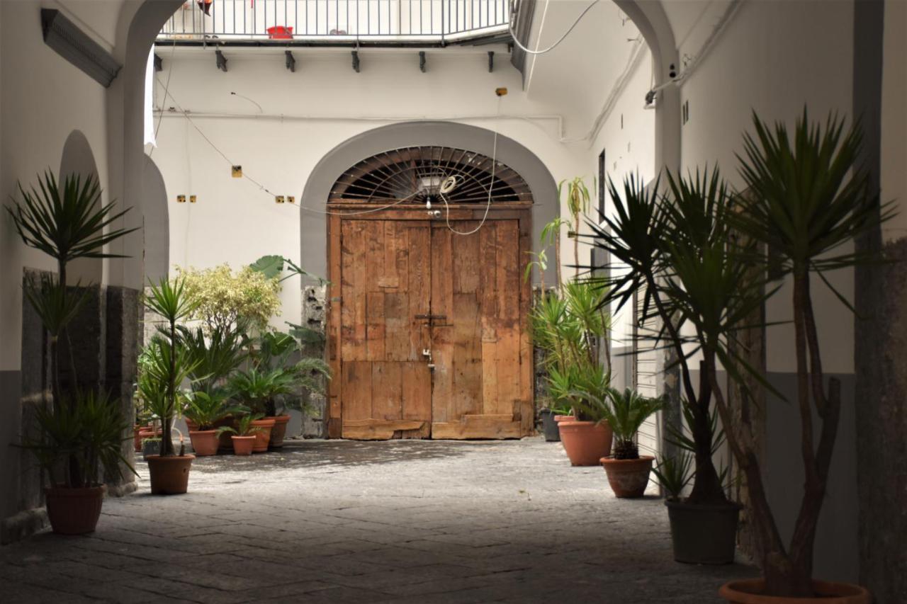 La Cartolina Di Napoli Free Parking For Small Cars Only Exterior photo