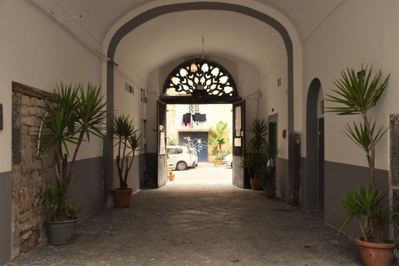 La Cartolina Di Napoli Free Parking For Small Cars Only Exterior photo