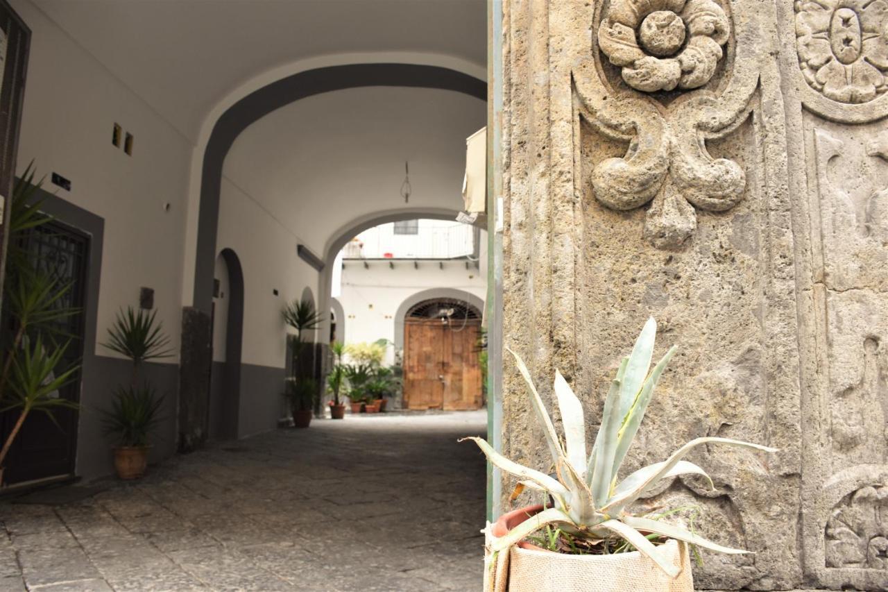 La Cartolina Di Napoli Free Parking For Small Cars Only Exterior photo