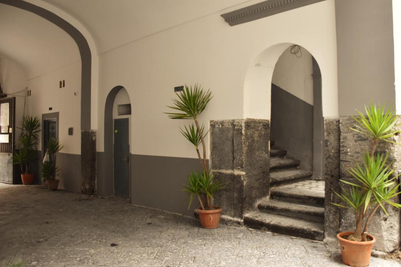 La Cartolina Di Napoli Free Parking For Small Cars Only Exterior photo