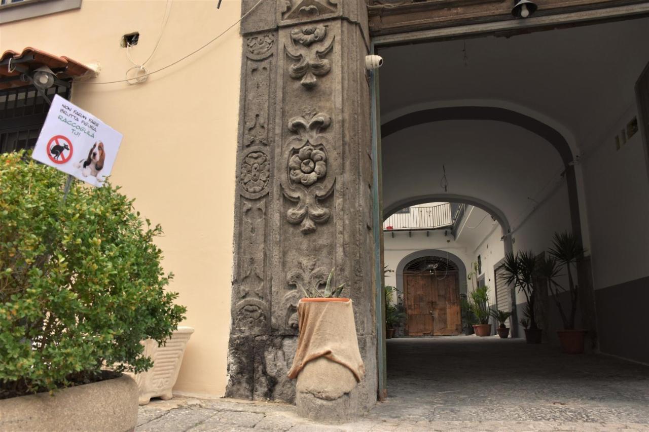 La Cartolina Di Napoli Free Parking For Small Cars Only Exterior photo